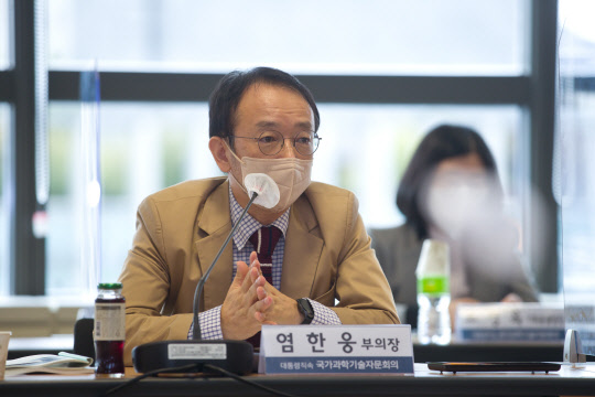 염한웅 국가과학기술자문회의 부의장이 12일 서울 종로 국가과학기술자문회의 회의실에서 '제3차 국가 감염병 위기대응 기술개발 추진전략'에 대해 논의하고 있다. 과기정통부 제공